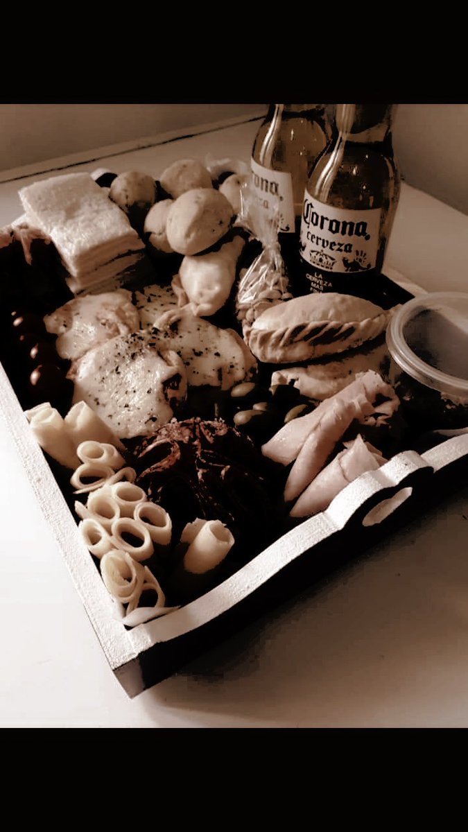 ‍ ‍ ‍ ‍‍ ‍ ‍ ‍
Bueno ahora si. . .
¡FELIZ SAN VALENTÍN A TODOS! Pasen por la puerta de mi cabaña para recibir una canasta con chocolates, empanadas, muffins, sándwiches, entre otros.

Para los niños jugos y para los adultos una cerveza.
 ‍ ‍ ‍ ‍