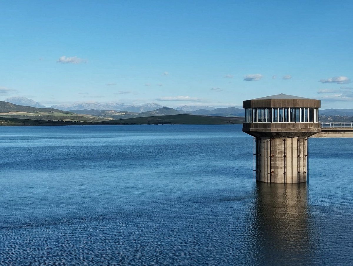 EltiempoenCadiz's tweet photo. Imagen actual del embalse de Guadalcalcín tras las abundantes lluvias, con la Sierra de Grazalema al fondo. Se encuentra al 93.4 % de su capacidad, con 747.28 hm³ almacenados. Pocas veces lo vemos así. #Cádiz 🌧️ https://t.co/U1e0BccCnb