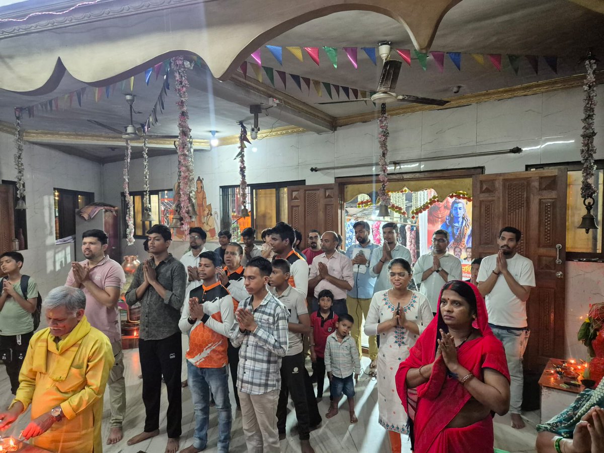 sanatansevasang's tweet photo. #सनातन_सेवा_संघ🚩
आज संघर्ष नगर, असल्फा, 3 नं खाड़ी और संघर्ष नगर 9 नंबर में शनिवार शाम की साप्ताहिक आरती और बैठक मंदिर में आनंद पूर्वक सफल हुई, आरती को आनंदपूर्वक बनाने क�� लिए सभी सनातनियो का तहे दिल से धन्यवाद🙏🙏
एक ही लक्ष्य :- #शनिवार_साप्ताहिक_आरती
जय श्री राम🙏🚩 https://t.co/UmJuKDSXVE