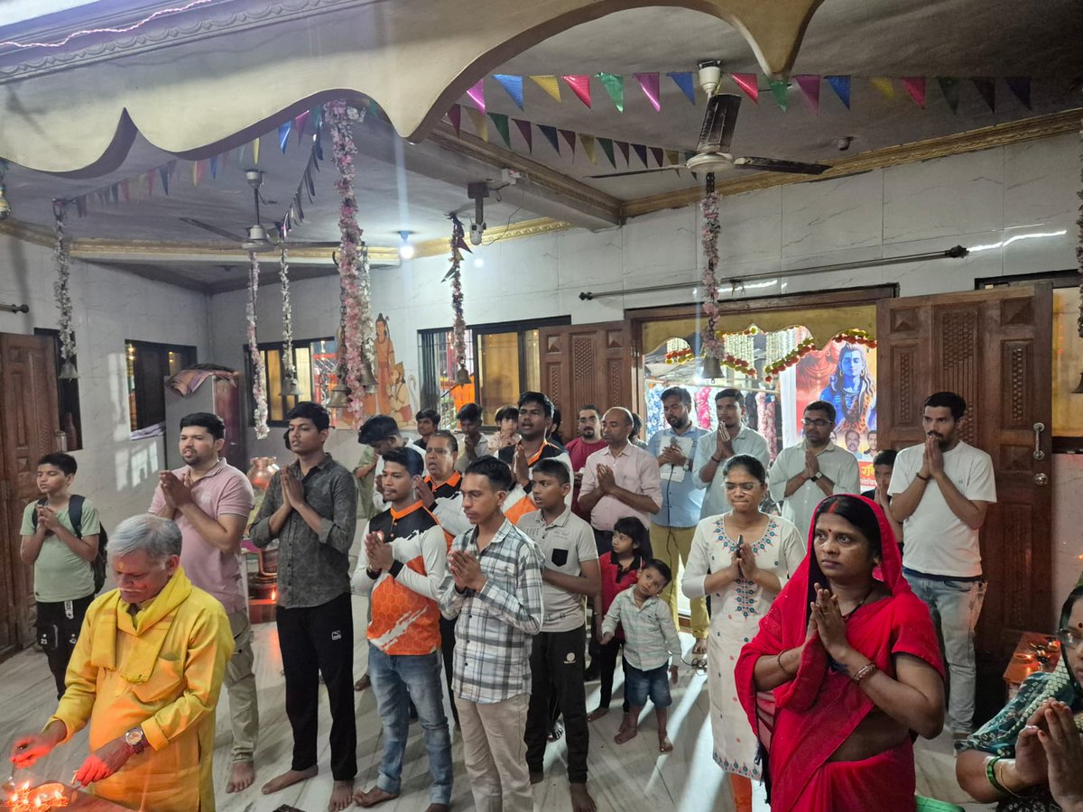 sanatansevasang's tweet photo. #सनातन_सेवा_संघ🚩
आज संघर्ष नगर, असल्फा, 3 नं खाड़ी और संघर्ष नगर 9 नंबर में शनिवार शाम की साप्ताहिक आरती और बैठक मंदिर में आनंद पूर्वक सफल हुई, आरती को आनंदपूर्वक बनाने क�� लिए सभी सनातनियो का तहे दिल से धन्यवाद🙏🙏
एक ही लक्ष्य :- #शनिवार_साप्ताहिक_आरती
जय श्री राम🙏🚩 https://t.co/UmJuKDSXVE