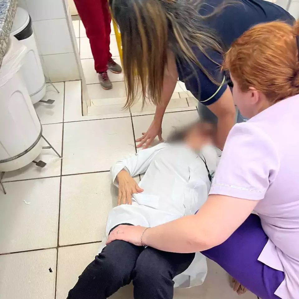 XamuelVenancio's tweet image. Fui na UPA e a enfermeira quis me dar uma vacina pra hepaTITE. Não consegui me conter e depois do tumulto saí gritando #FORATITE