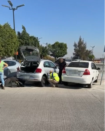 AGENTES DE MOVILIDAD REALIZAN LABORES DE PROXIMIDAD, EN LA COLONIA LOMA DORADA

El día de hoy compañeros de Agentes de Movilidad, brindan apoyo a un ciudadano quien contaba con una llanta ponchada, se le brinda la atención en la colonia Loma Dorada.

Con ello continuamos apoyando