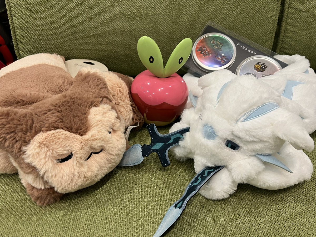 昨日はバレンタインであり8回目の結婚記念日でしたー！！(  ˊ͈ ˙̫ ˋ͈ )💕
恋が実るというジンクスのあるカジッチュにチョコをいれてしゃるちゃんにプレゼント♡♡
上の子のバレンタインもポケモン♡
そして我が家に生まれてきてくれた子どもたちにはマフラーを贈りました♡
いつもありがとう˘꒳˘✨️