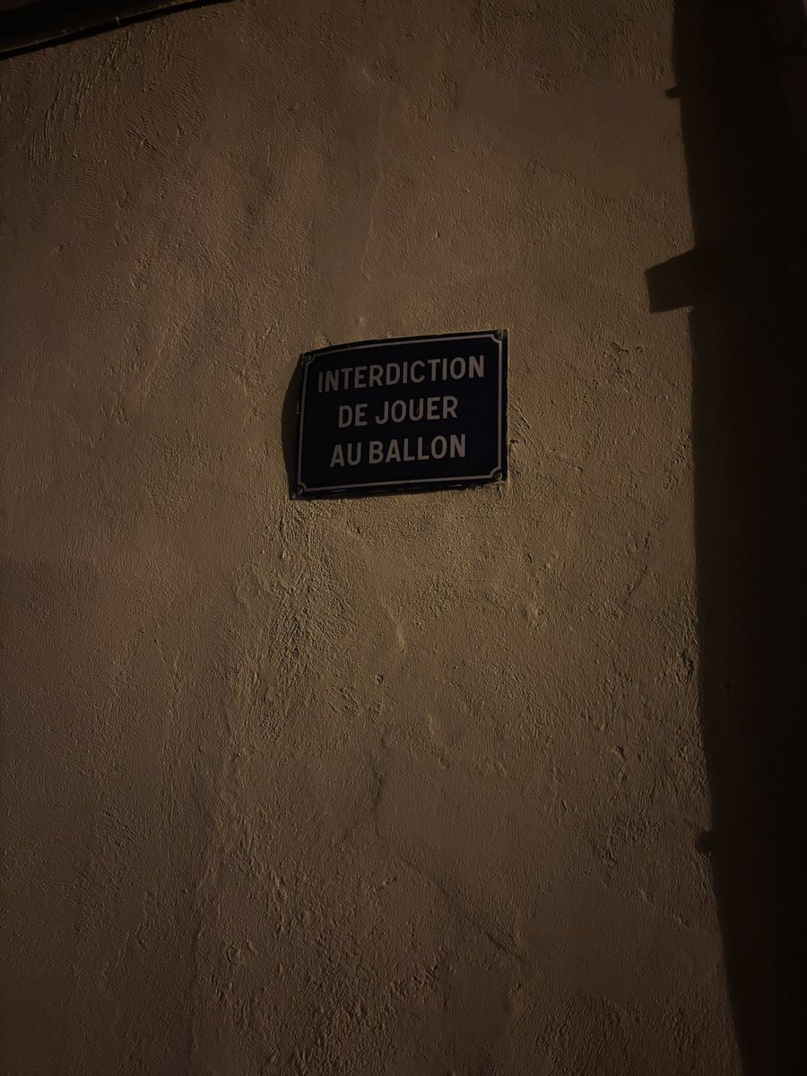 Thabite ou frro bah au 67 rue de l’Interdiction De Jouer Au Ballon