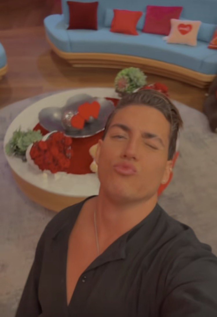 #ElAmorEs ver a mi Agus por la mañana guapísimo y en san Valentín .

MATCH X AGUS EN VLAFDS 

#AgusFernandez