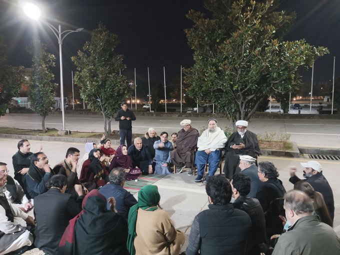 قائد پاکستان تحریک انصاف عمران خان کی الشفاء ہسپتال منتقلی تک دھرنا جاری رہے گا.