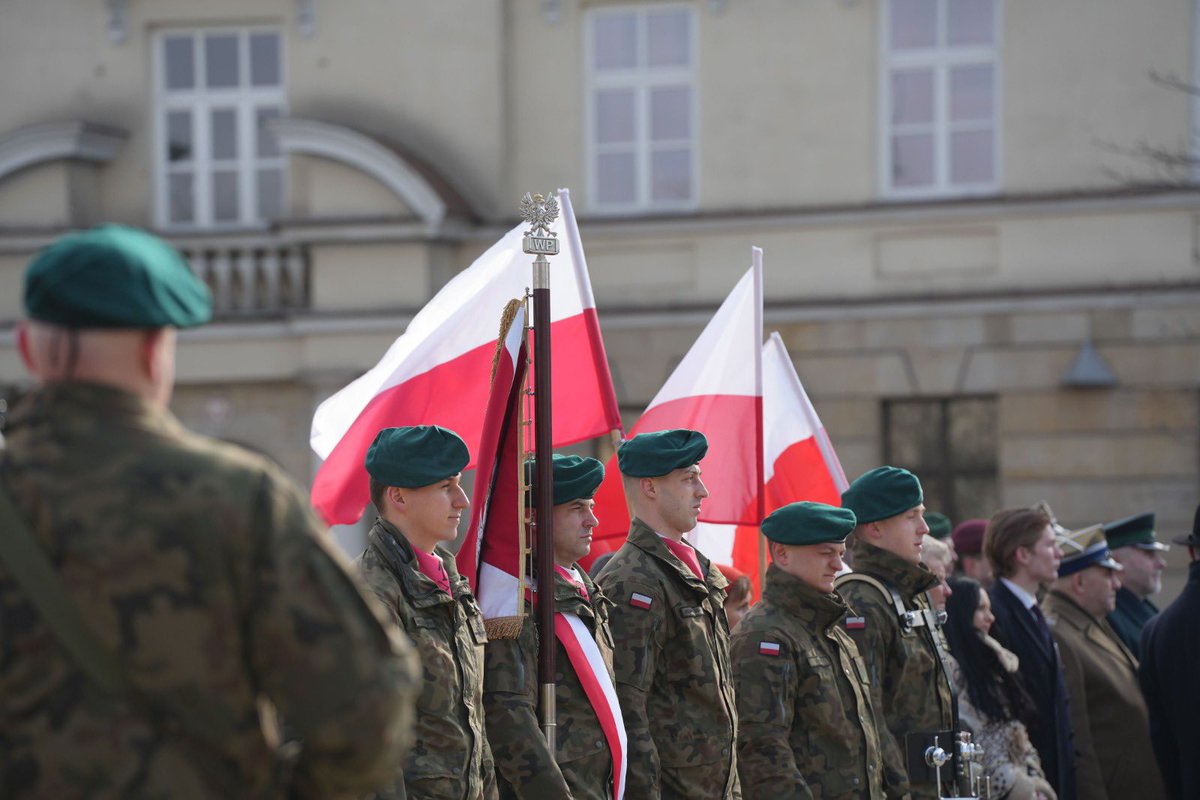 ❤️🇵🇱 „Z miłości do Polski” – to hasło oddaje motywację żołnierzy Armii Krajowej.

Dziś Lublin uczcił rocznicę przemianowania Związku Walki Zbrojnej w Armię Krajową (14 II 1942).

AK była największą armią podziemną w okupowanej Europie. Realizowała plan „Burza”, wyzwalając