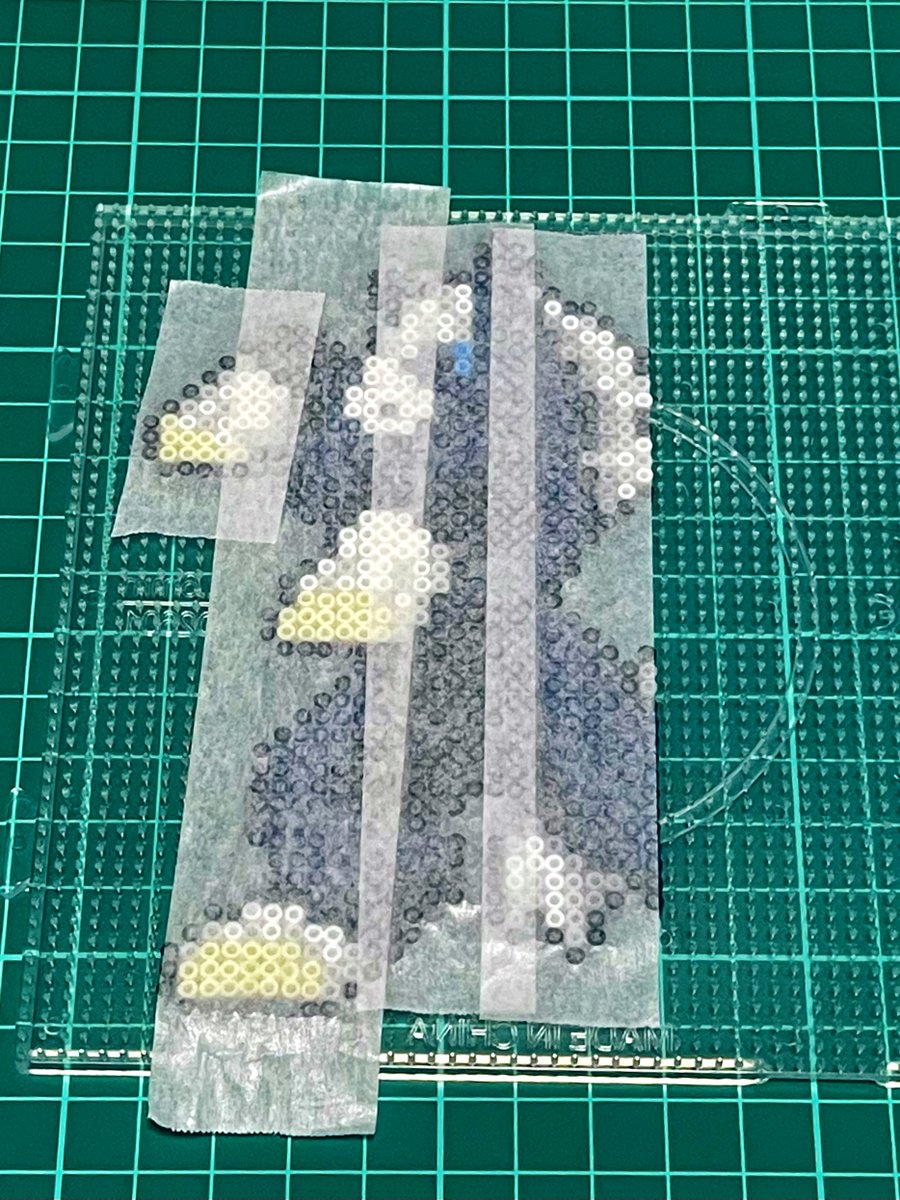 3/4ほど並べたところで黒が無くなり中断😭
マステで保護して続きはまた今度
店頭でもネットでも黒は欠品続きなので入荷が待ち遠しい
#ナノビーズ