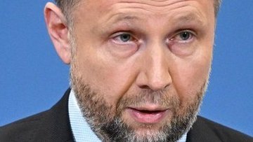 "Plan jest bardzo prosty.
SAFE ma nie być objęty tarczą antykorupcyjną.
Po prostu rozkradną ile tylko się da a spłacać będą jeszcze nasze prawnuki.
Za niecałe 2 lata stracą władzę dlatego tak bardzo się śpieszą.
Czego nie rozumiecie"
za Zbigniew Grabski