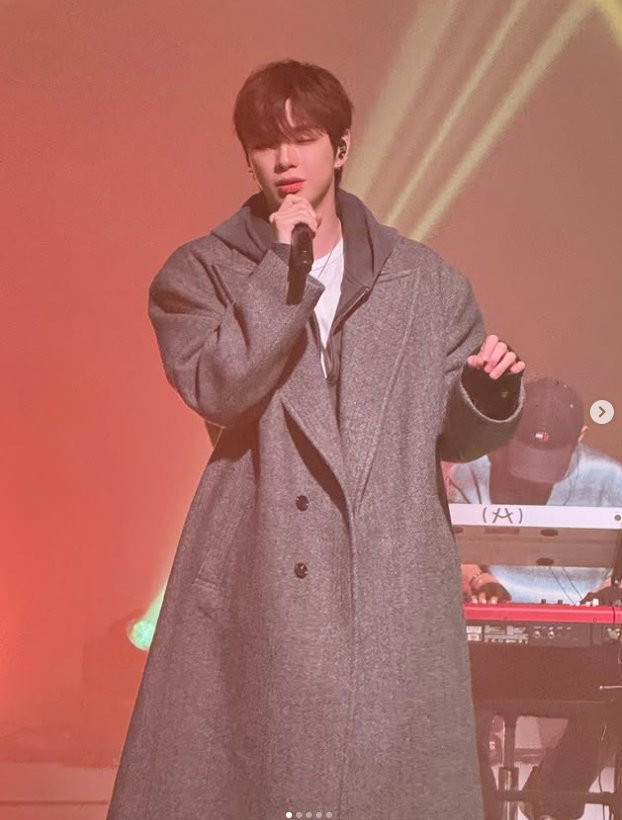 "방송에서 그는 쏟아지는 스케줄 속에서도 스태프들에게 일일이 인사를 건네며 밝은 에너지를 전파하던 청년이었다. 겉으로 보이는 화려함 뒤에는 늘 최선을 다하는 성실함이 배어 있었다. 그런 그가 이제는 군인이라는 새로운 신분으로 18개월간의 시간을 보내게 된다."

m.blog.naver.com/geonupapa/2241…