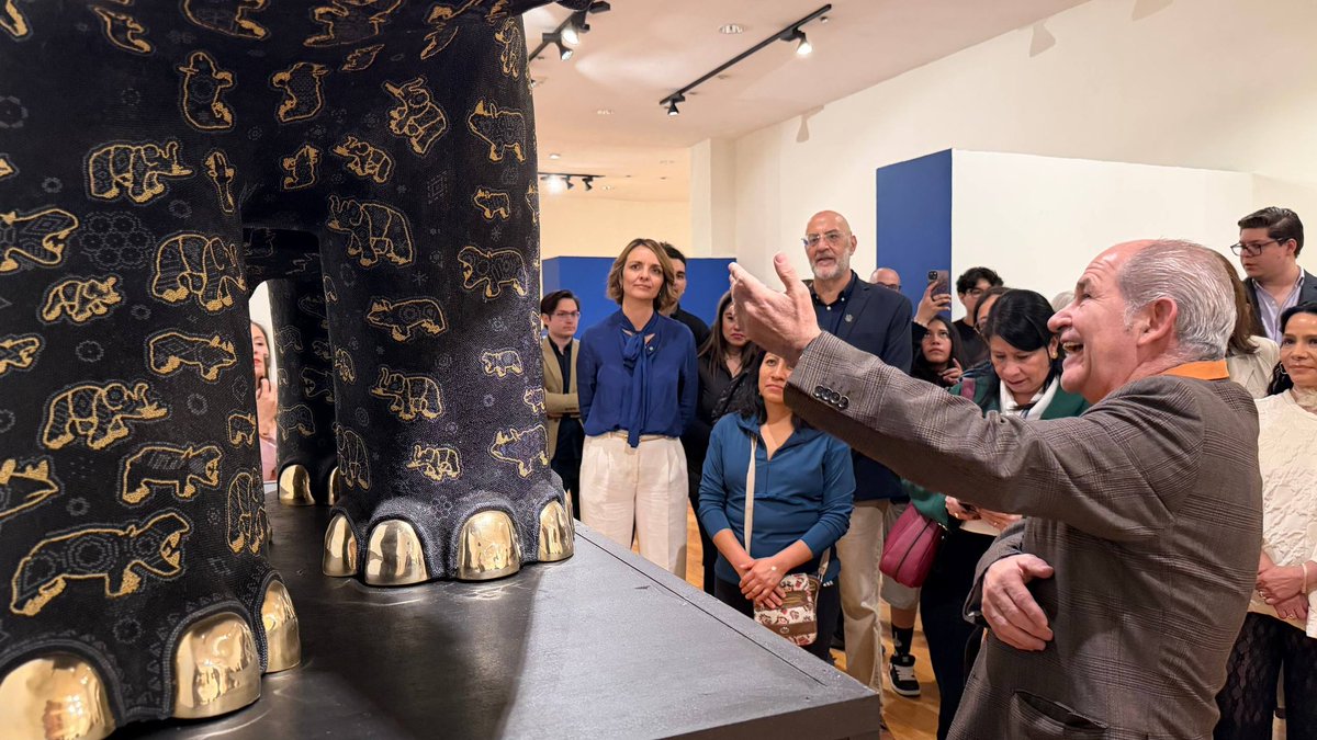 AnaPaolaLopezB's tweet photo. Inauguramos en el Museo de Arte de Querétaro ‘Murmullo de la Naturaleza’ del artista César Menchaca.

Más de 30 piezas monumentales, un oso y un hipopótamo creados con millones de chaquiras, nos invitan a escuchar el reino animal y a reflexionar sobre el cuidado de la naturaleza. https://t.co/ED5gcA1QTo