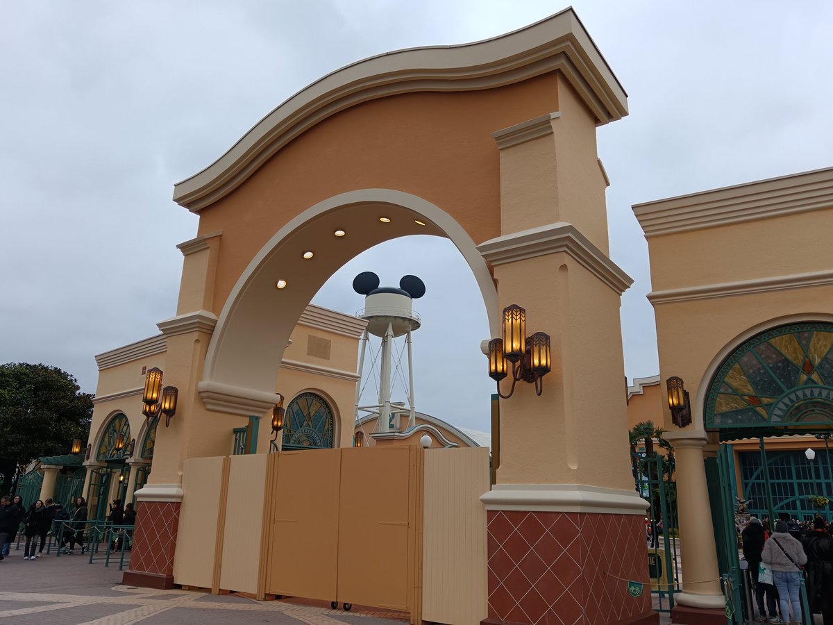 DLPWorks's tweet image. [Live] 🗞️ Temporary Withdrawal of the Entrance Gate of the #WDS.

➡️ The portail was removed this week, surely to undergo a transformation in anticipation of the inauguration of #DisneyAdventureWorld.
➡️ The former decorative elements reminiscent of the Studios' theme will be