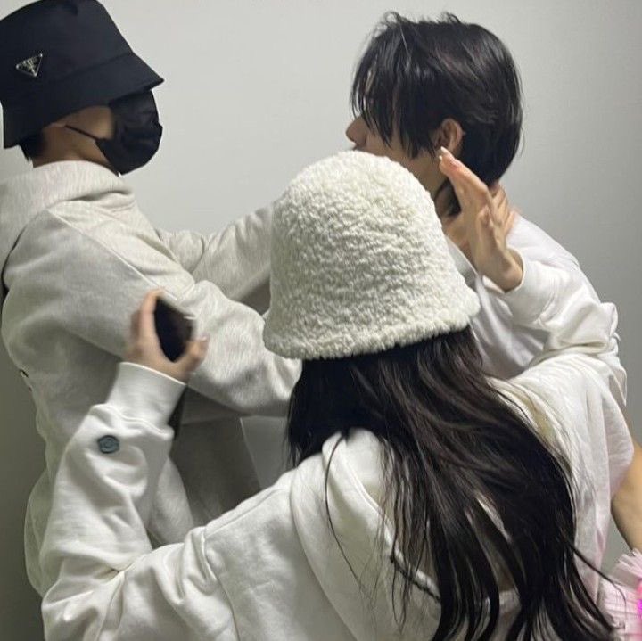 Pertemanan  ini kadang saling

Menggengam         Juga               Menggebuk