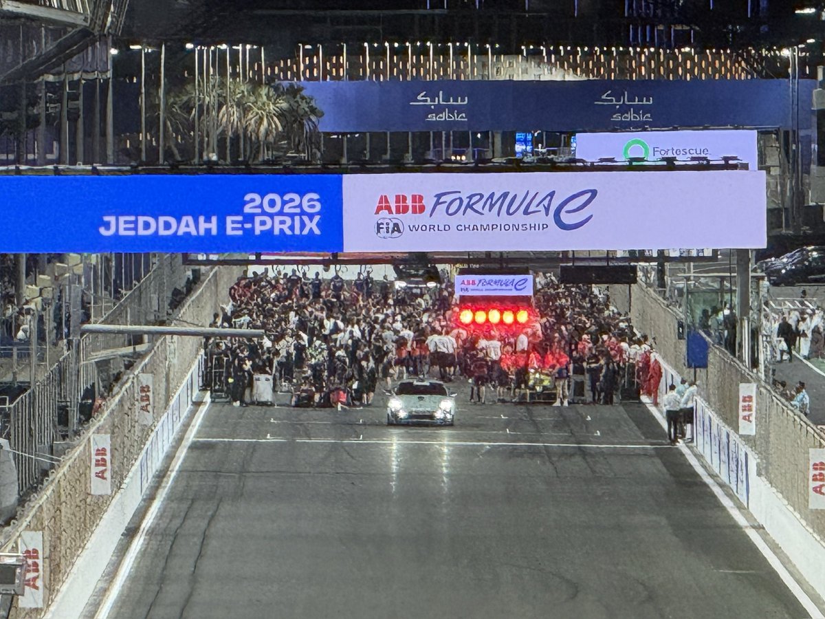 グリッドセレモニーが終わりました。
ジェッダE-PRIX 🇸🇦 RACE 2 は、まもなくスタートです！

#FormulaE #JeddahEPrix #fejp