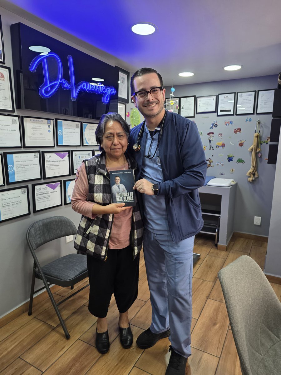 Hoy viví uno de esos momentos que no se olvidan.

Ver a una paciente llegar a consulta y, además de confiarme su salud, traer mi libro para que se lo autografiara… es algo que me toca profundamente.

#HistoriasEnBataBlanca #MedicinaConHumanidad #Vocación #DrLavariega