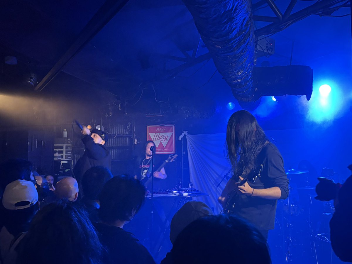 夜はこちら、『Shoul Halng moihim』@ 吉祥寺Warpでした。まずはPALEから、はじめまして。重いサウンドに猛々しい vo. が心地いい。短いセトリの中に、中々に長尺の曲を盛り込むあたりにバンドのアティテュード・やってやる！感が見えて良かった。4月にまた観れるから、そちらも期待！