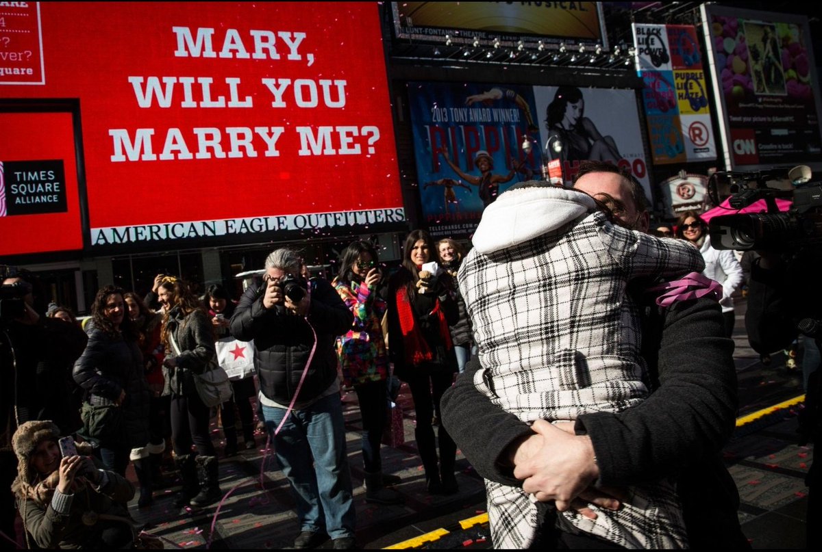 OffSideOfWorld's tweet image. ❤️ Valentine’s Day in the U.S.

• Americans spend $25–28 BILLION every Valentine’s Day.
• Over 145 million cards are exchanged, more than any other holiday.
• 36 million heart-shaped chocolate boxes are sold in one week.
• Nearly 1 in 5 marriage proposals happen around Feb