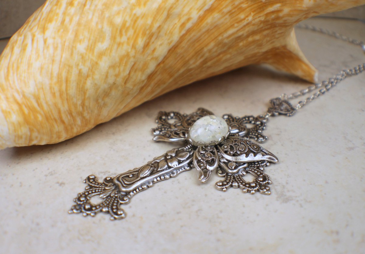 charsfavorite's tweet image. Elevate your style with our stunning Silver Butterfly Cross featuring a mesmerizing white glass opal, all for just $50. Stand out today! #JewelryLovers #UniqueStyle

Shop Now charsfavoritethings.com/products/1silv…