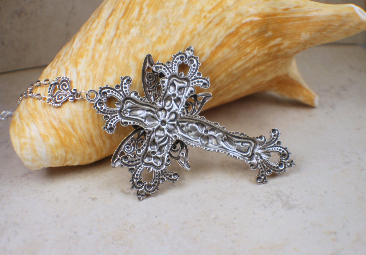 charsfavorite's tweet image. Elevate your style with our stunning Silver Butterfly Cross featuring a mesmerizing white glass opal, all for just $50. Stand out today! #JewelryLovers #UniqueStyle

Shop Now charsfavoritethings.com/products/1silv…