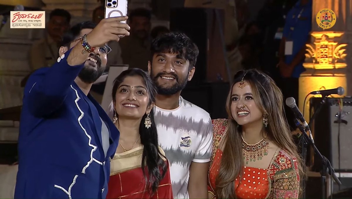 #BBK12 

A selfie in Hampi. 📸

Gilli-Kavya.🫰🏻

Anchor:- "I am also a Gilli fan." 🫶🏻

#Gilli | #GilliNata | #KavyaShaiva