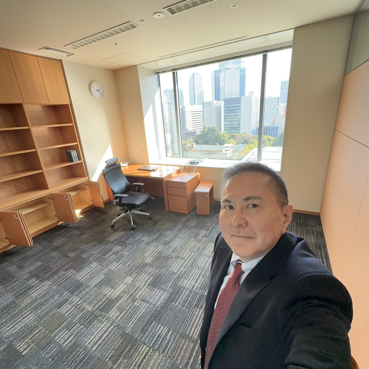 Arin_Yumi's tweet photo. The saddest part of every election cycle is watching incumbents who lost reelection pack up their offices in the National Diet. It’s hard not to feel a little sympathy even if you don't agree with them politically 😭 https://t.co/LBNvcrlym3
