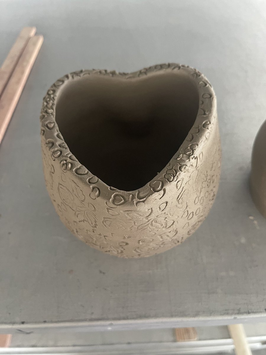 clefxiries's tweet photo. cute lil ceramic heart pot https://t.co/7KwQCC1Zr7