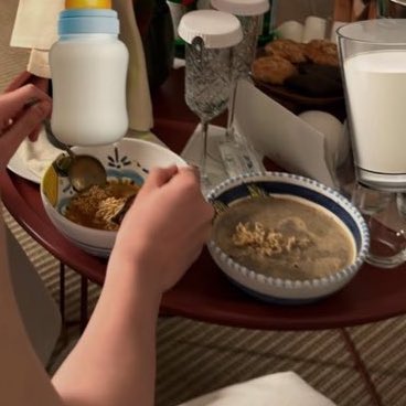 underthesamsky_'s tweet image. อยู่อิตาลีเช่ารถเบนซ์ขับไปเที่ยว นอนโรงแรมคืนละแสน กินแชมเปญ ออกไปร้านนั่งกินดินเนอร์ ถ่ายรูปแกลมๆ กลับห้องมาดารานั่งโซ้ยมาม่าเป็นมื้อดึก คนไทยแท้มาก 555555555555555555555555555555555555555555555555555555555555555555555555555