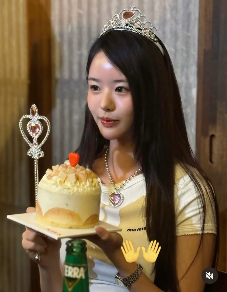 อ๋า สรุปว่าเซตเจ้าหญิงนี่ น่าจะไม่ใช่ที่ฮีซอนอยากได้ น่าจะเป็นฮยอนแจกับซองมินมากกว่า ดูถูกใจมาก🤣🤣🤣 (แก๊งเดือนเกิดธันวาคม)

ขำลั่นเลย สะดิ้งสุด ขยิบตาเหมือนกันด้วย 
แล้วใส่ขึ้นมาก55555 

แต่เดาถูกจริงๆว่าเซตเจ้าหญิงในวันเกิดฮีซอน มาจากรายการ  เก่งอะ🤣

#SinglesInfernoReunion