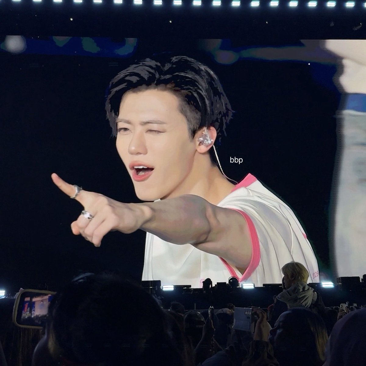 ชั้นยกให้คุณแจมินเป็น mvp ของวันนี้เลย วาเลนไทน์ปีนี้ไม่มีแฟนแต่มีหนุ่มหล่อยิ้มหวานตัดอันเด้อคัทอยู่บนเวทีให้ชม ฮีหล่อโวยวายมาก วิชวลตาแตก หล่อขึ้นทุกการปรากฏตัวของจริง เเล้ววันนี้น่าจะตัดผมใหม่ อันเด้อคัทฮีสะใจชั้นมาก เปิดหน้าผากอีก ฮีฮอตแข่งกับอากาศประเทศไทยมาก ∩｡•-•｡∩♡