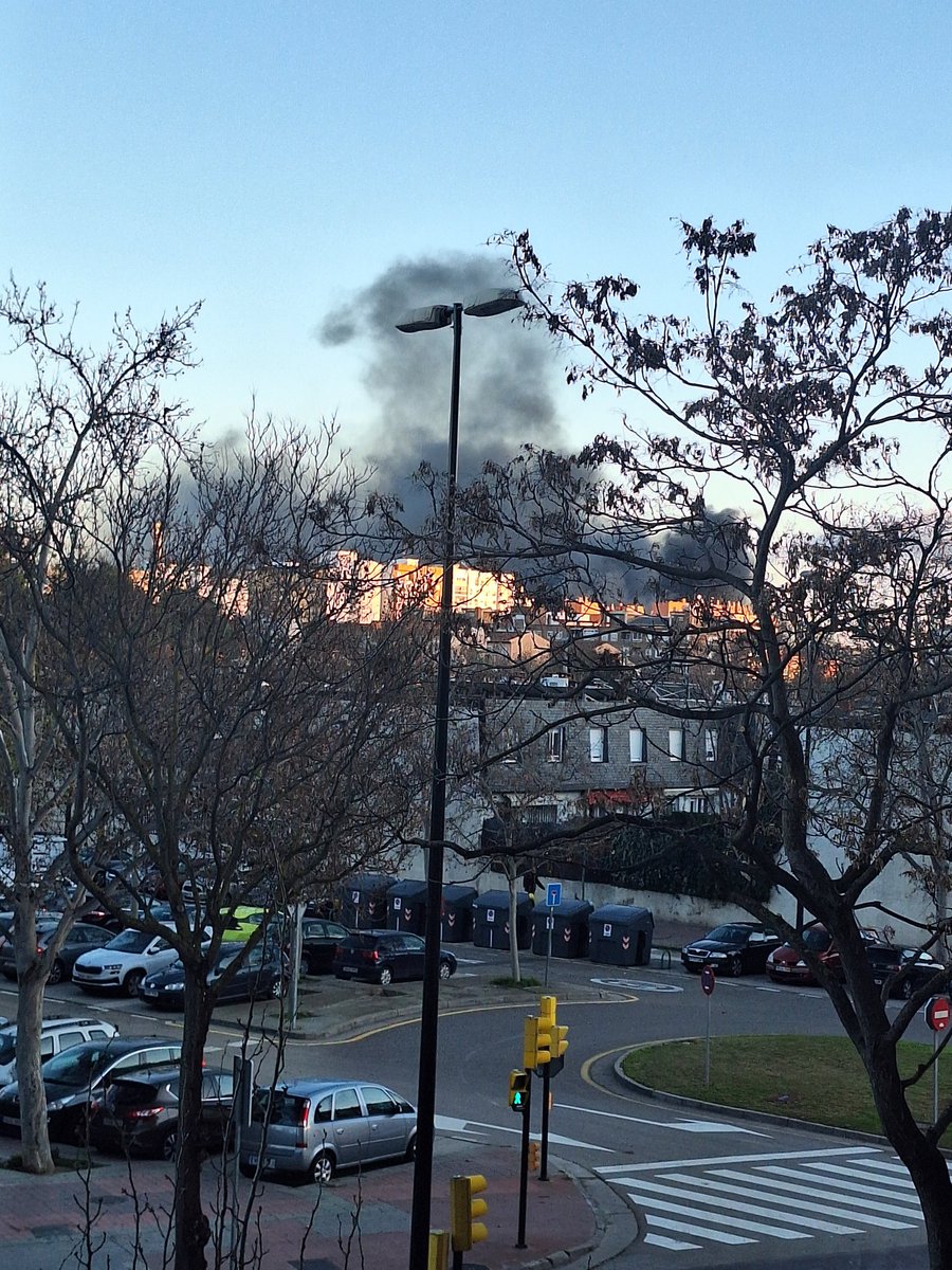 albitu8's tweet photo. @SoydeZaragoza @heraldoes Humo negro por la zona de Saica .. San Juan de la peña https://t.co/NE6qGpm6fs
