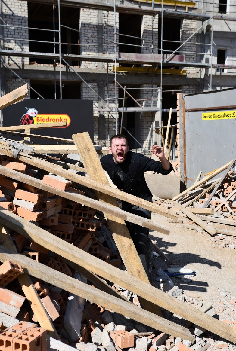 W tamtym tygodniu jakiś mężczyzna ukryty w budowie pasażu wyzywał mnie i przeklinał, a jednocześnie codziennie wysyłał maile o powrocie mojej siostry do Wałbrzycha. Chaotyczny i nieprzewidywalny. Miał przebywać w budowie Biedronka - Janusza Kusocińskiego 23. Co się dzieje?