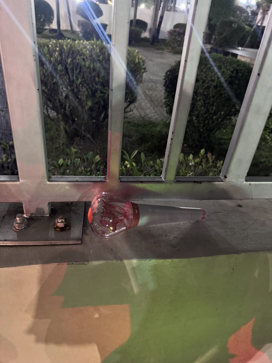 ใครลืมบง แท่งไฟ Red Velvet ไว้ไหมคะอยู่ตรงหน้าราชวังทางออกหนึ่ง ถ้าใครเป็นเจ้าของทักหาเค้าได้เลยนะคะ #SMTOWNLIVE2025_26_BANGKOK