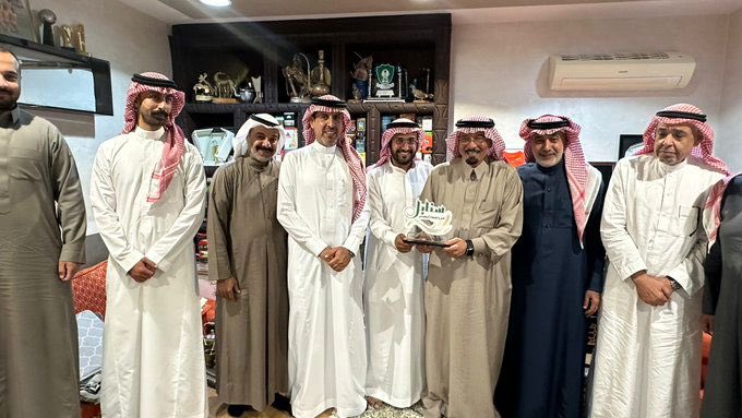 alhamidi_nasser's tweet photo. يوم حافل اجتمع فيه اهالي الزلفي مع ضيوف رجل الأعمال الشيخ عبداللطيف محمد العبداللطيف ومرافقيه الكرام من محافظة جدة .
الزيارة شملت مجلس الموسى وقرية علقة ومخيم محمد المنيع  .
وتخللها تكريم وأحتفاء الجميع وتقديرهم لما تجده محافظة الزلفي من دعم وتشجيع من ابوخالد . #الزلفي #جدة https://t.co/J9Xt9oogGi