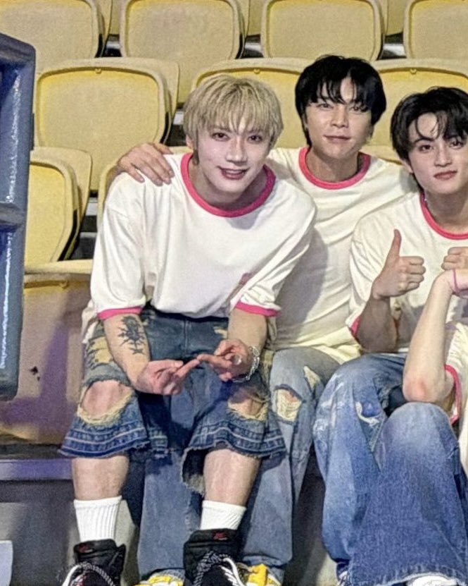 เตนล์กะจอนนี่คือประคองเอว1 นั่งตัก1 555555555555จิ๋วมากกกกก🤏🏻🤏🏻

#TENxRajamangala
#SMTOWNLIVE2025_26_BANGKOK