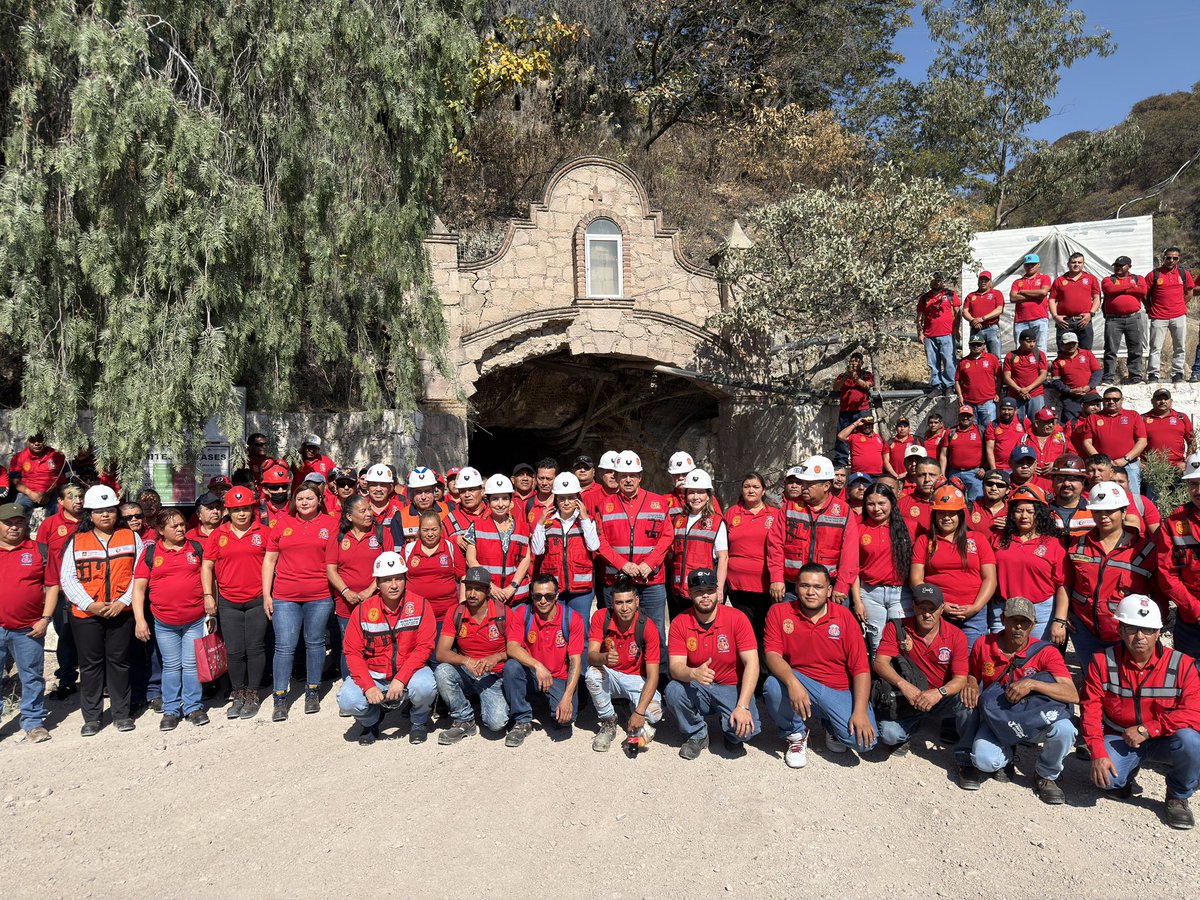 NGomezUrrutiaMX's tweet photo. ¡Qué orgullo ser minero! 👊🏼

Este viernes recorrí la mina #ElCubo en #Guanajuato para encabezar una #AsambleaEstatal con nuestros hermanos de la #Sección142, quienes son un ejemplo claro del gran compromiso y pasión para extraer la riqueza desde las entrañas de la tierra. 👨🏽‍🏭⛏️👷🏽‍♀️

Agradezco la presencia de autoridades estatales y municipales, directivos de la empresa, a mi querida amiga Diputada @AntaresVazAla y compañeros del CEN, así como también a los dirigentes sindicales en el estado y cientos de trabajadoras y trabajadores mineros. 

Nuestro Sindicato @LosMineros_Mx se mantiene con gran fuerza y unidad para seguir creciendo con dignidad y enfrentando los retos del futuro.