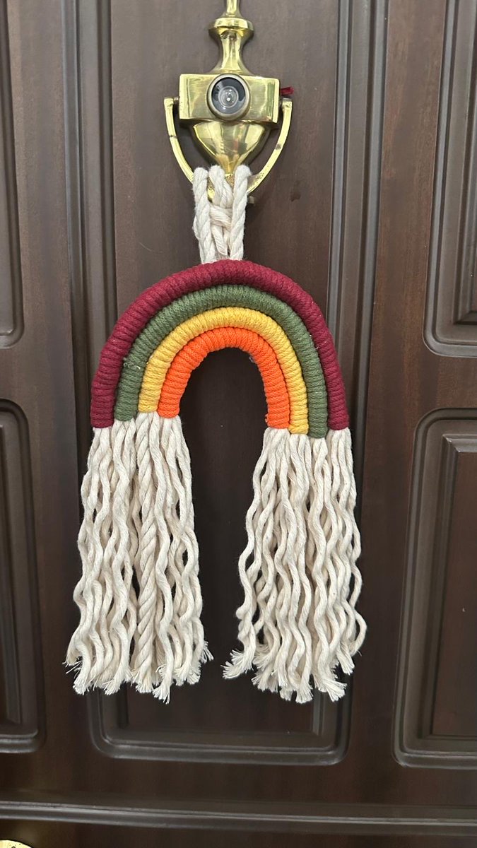 🌈 Değerli engelsiz eğitim takipçileri 
ileri düzey makrome eğitiminin 10. oturumunda farklı renklerde farklı ip çeşitleri kullanılarak sarma tekniğiyle gökkuşağı yapıldı.
youtu.be/FZzRwmFYsAM
dunyayaseslen.com/icerik/ileri-d…
#engelsizegitim #makrome #kapisusu