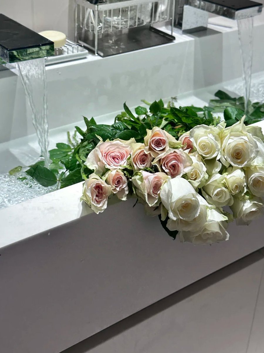 Aria3eva's tweet photo. Sweet day with beautiful Flowers🥰 https://t.co/Jsdh4WPJlA