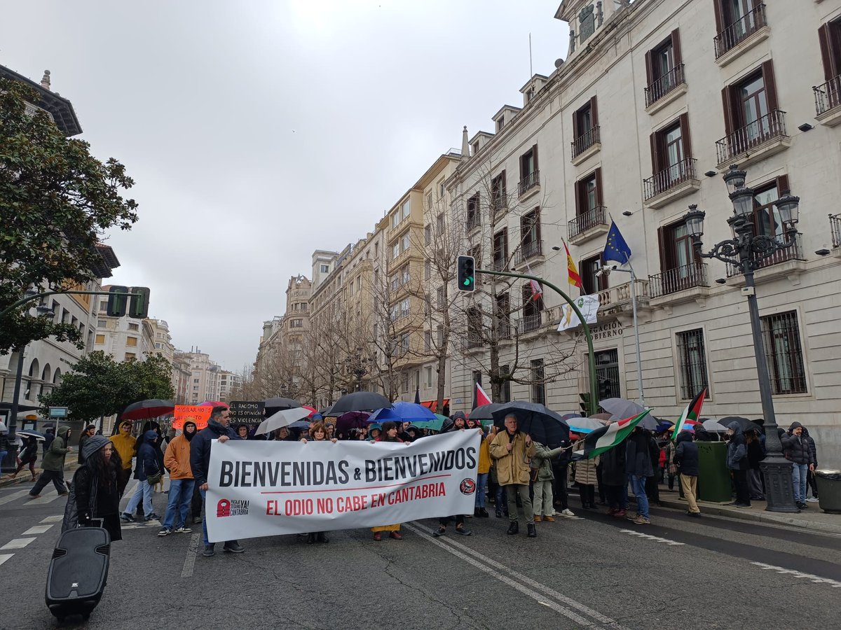 CInterpueblos's tweet photo. Esta mañana, por las calles de Santa der gritamos "que ningún  inmigrante es ilegal" y con la Manifestación quisimos dar la bienvenida a #Cartes de lxs menores inmigrantes que se esperan en Cantabria.

#FueraFascistasDeLasInstituciones https://t.co/mCv75qumYS