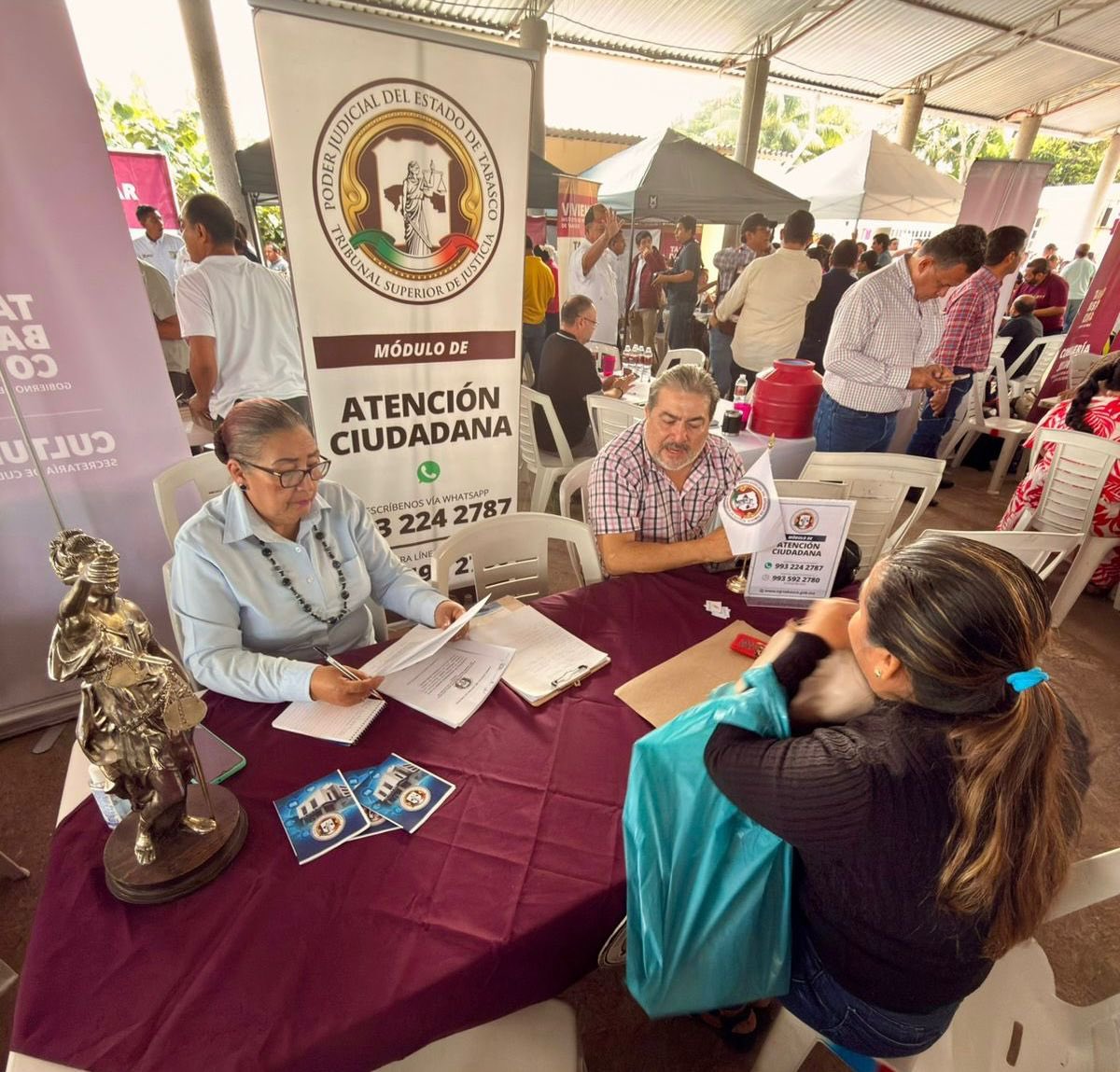 En el marco de una jornada en la que se celebraron bodas colectivas, el gobernador Javier May Rodríguez encabezó este 14 de febrero las Jornadas de Atención al Pueblo en Territorio en el poblado Mecatepec, en Huimanguillo.

El Poder Judicial, por su parte, envió a un grupo de