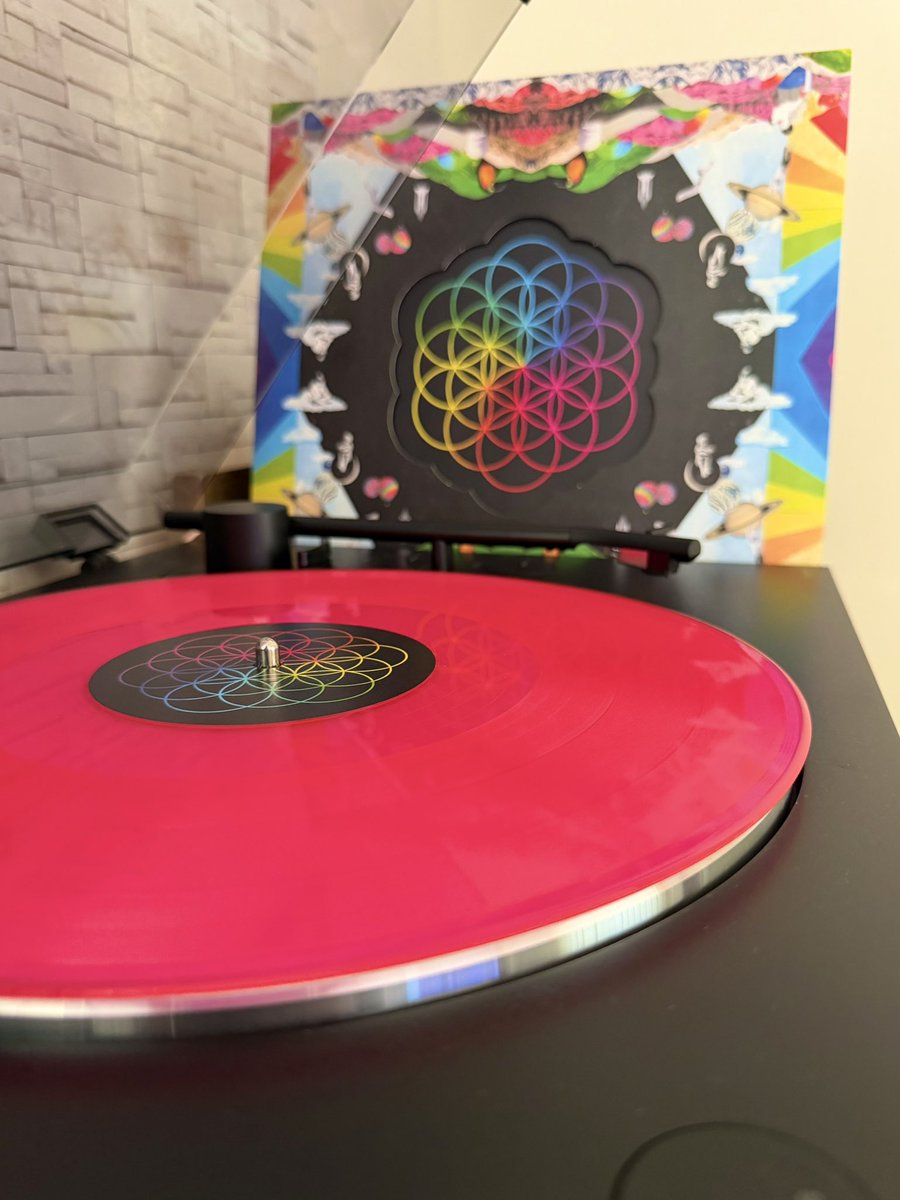 Larissa 143 🦇 tweet media