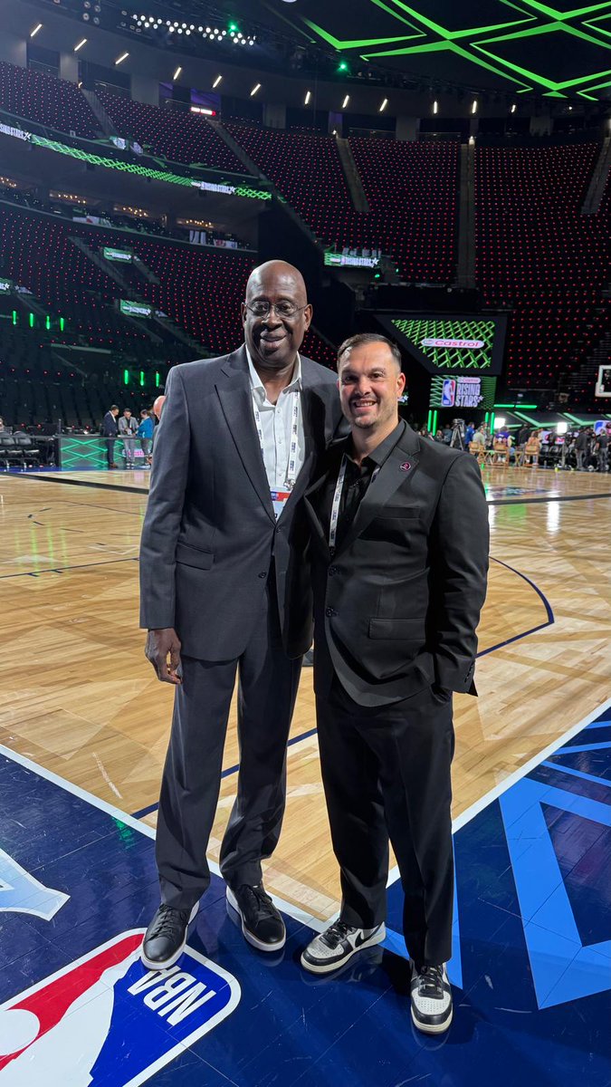 leomargo's tweet photo. Pasó el primer día y vivimos el NBA Rising Stars por HBO Max y TNT Sports junto al gigante Carl Herrera.

Mención extra para mi querido @alemontecchia que la rompió desde Argentina. 

🤜🏻🏀🤛🏻 https://t.co/nwAiwPRJZl