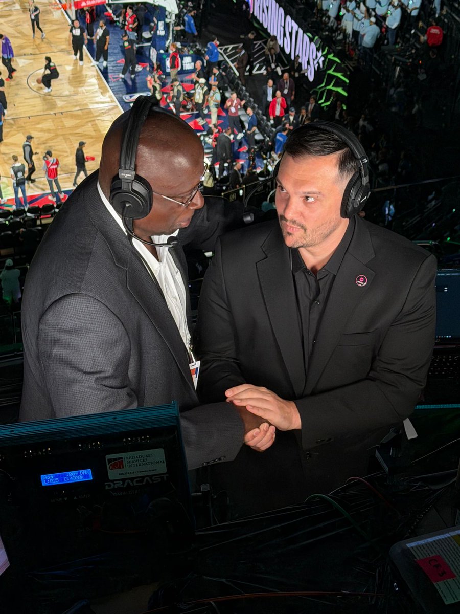 leomargo's tweet photo. Pasó el primer día y vivimos el NBA Rising Stars por HBO Max y TNT Sports junto al gigante Carl Herrera.

Mención extra para mi querido @alemontecchia que la rompió desde Argentina. 

🤜🏻🏀🤛🏻 https://t.co/nwAiwPRJZl