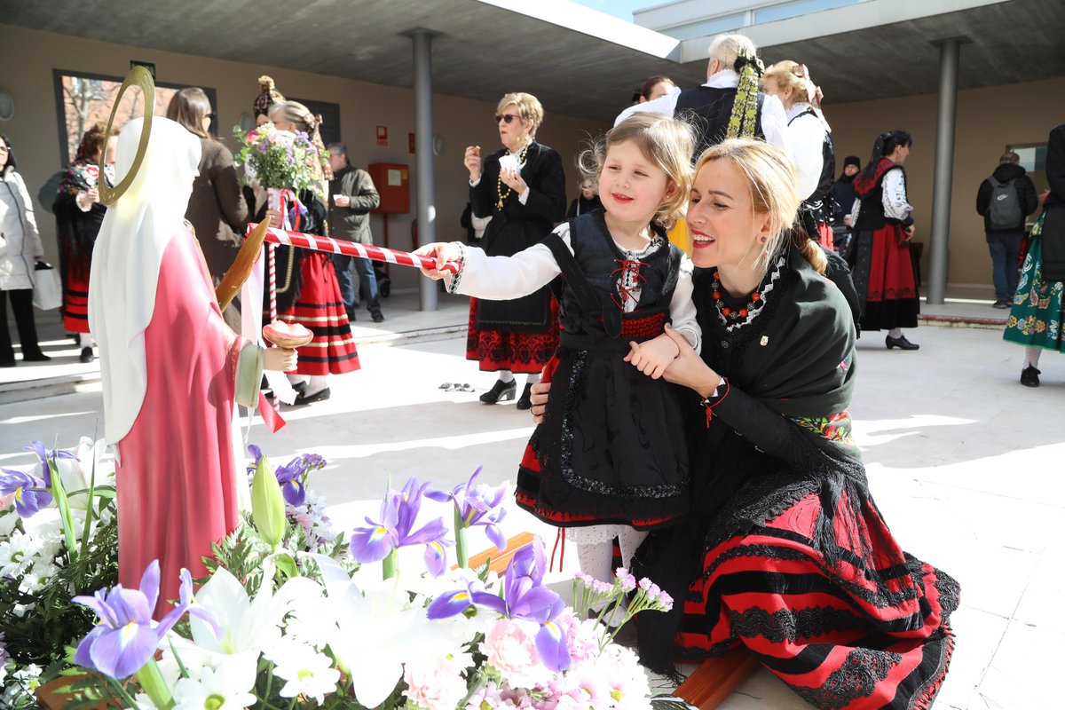 👉🏼 Con la alcaldesa <a href="/RocioGAlcantara/">Rocío García Alcántara</a> , hemos vivido una jornada muy especial celebrando la Fiesta de Santa Águeda junto a la Casa Regional de Castilla y León y Raíces Castellanas.

💙 Una tradición con mucha historia y arraigo.