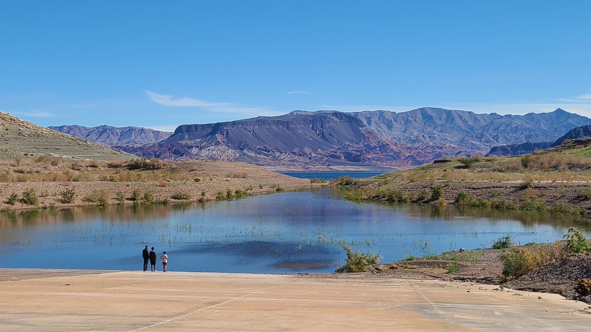 MojoAdventure's tweet photo. Valentines Day Breakup?!💔 TODAY was the deadline for the River Basin States to propose a water usage agreement. Now we wait until October 1st to see what the feds decide to do...

PHOTO: Visitors overlook a harbor cut off from Lake Mead by low water levels #lake #river #water https://t.co/JgKagMQ1nv