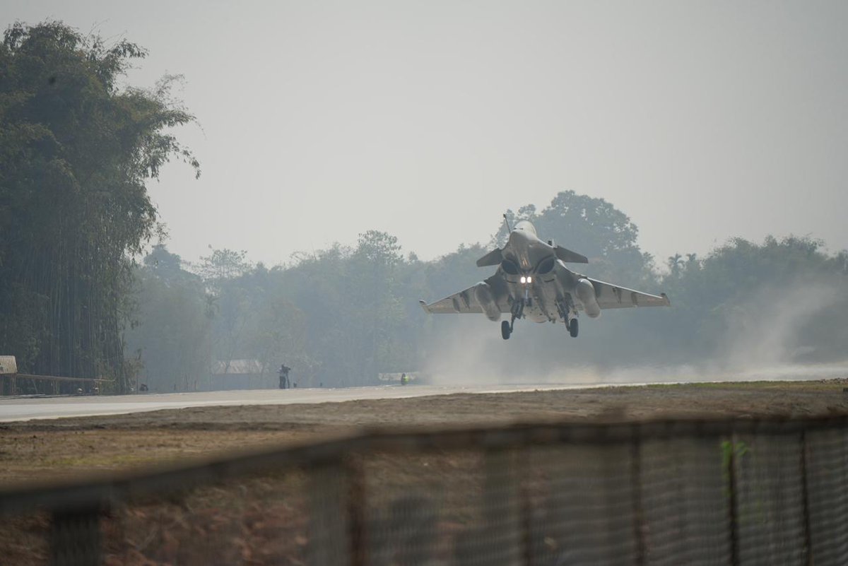 CMOfficeAssam's tweet photo. The aircrafts of @IAF_MCC, symbols of the nation’s strength and valor, left everyone spellbound today with a spectacular aerial display over the Dibrugarh–Moran National Highway.
Some special moments...
#PMModilnAssam https://t.co/N7aJ4CU8Rr