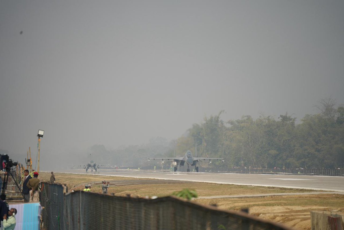 CMOfficeAssam's tweet photo. The aircrafts of @IAF_MCC, symbols of the nation’s strength and valor, left everyone spellbound today with a spectacular aerial display over the Dibrugarh–Moran National Highway.
Some special moments...
#PMModilnAssam https://t.co/N7aJ4CU8Rr