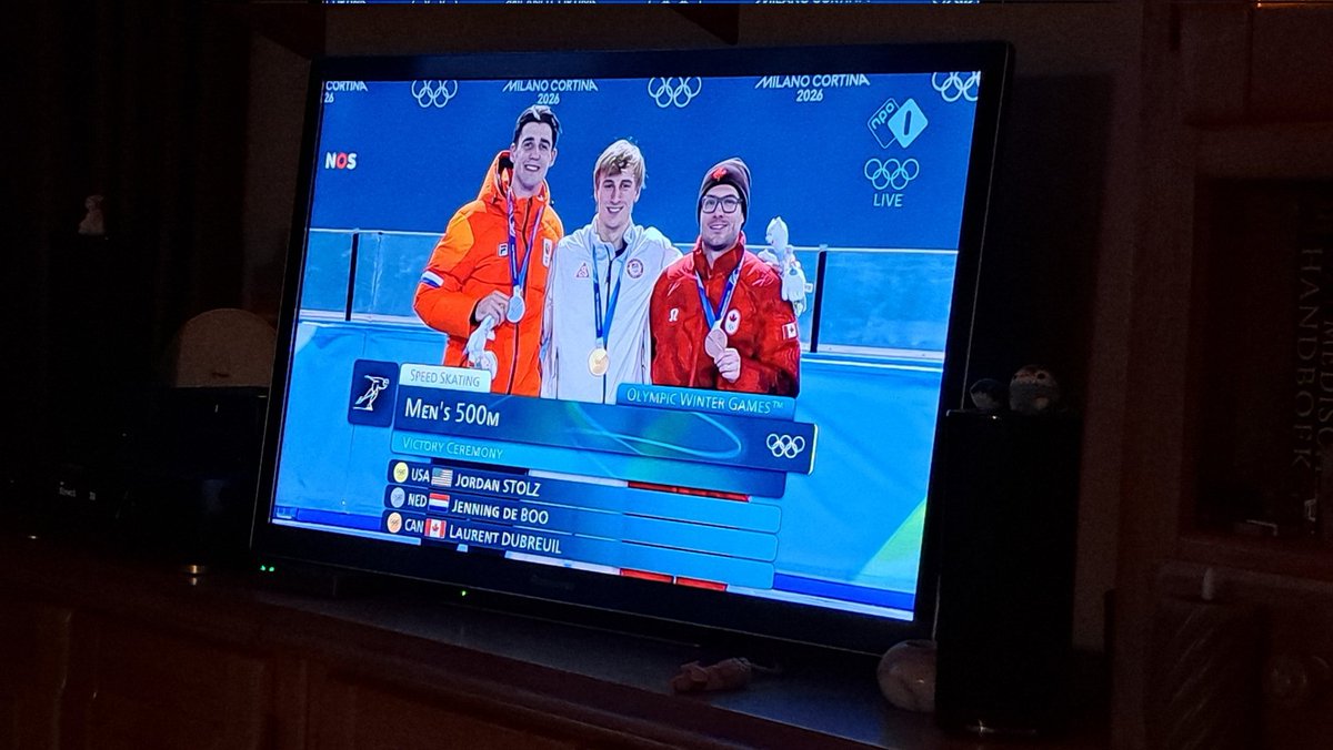 YvonneGrevelink's tweet photo. Wat heb ik genoten van de spannende strijd tussen @jenningdeboo en @JordanStolz op de 500m. schaatsen van de #OlympischeWinterspelen !
Zo knap van #Jenning dat hij weer een #zilveren #Olympische #medaille heeft na de onoverwinnelijke #Jordan! https://t.co/cuJXa3teim