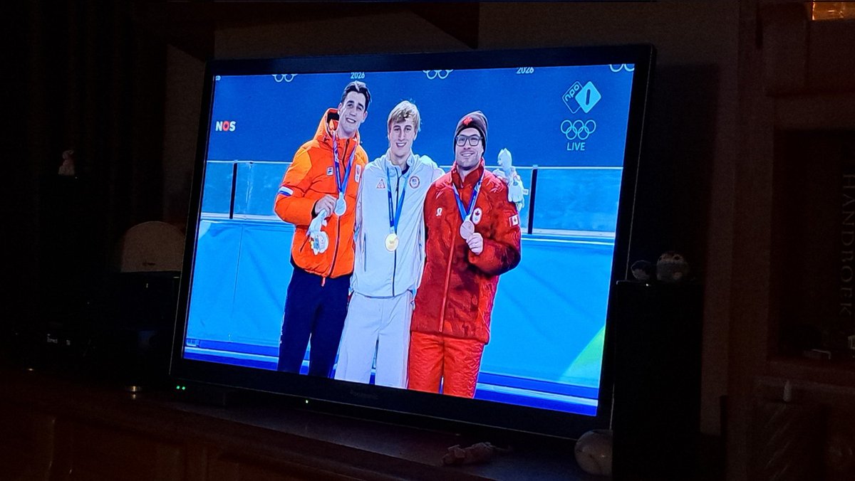YvonneGrevelink's tweet photo. Wat heb ik genoten van de spannende strijd tussen @jenningdeboo en @JordanStolz op de 500m. schaatsen van de #OlympischeWinterspelen !
Zo knap van #Jenning dat hij weer een #zilveren #Olympische #medaille heeft na de onoverwinnelijke #Jordan! https://t.co/cuJXa3teim