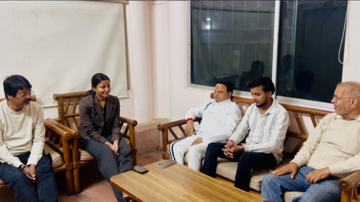 AmbaPrasadINC's tweet photo. 📍देवघर की इस पावन और पुण्य धरा को मेरा कोटि-कोटि नमन।
हर वर्ष की भांति इस वर्ष भी महाशिवरात्रि के शुभ अवसर पर, अपने पूज्य पिता पूर्व मंत्री श्री योगेंद्र साव जी और पूरे परिवार के साथ बाबा बैद्यनाथ का आशीर्वाद लेने बाबा की नगरी देवघर पहुँच चुकी हूँ।
मेरे लिए महाशिवरात्रि का यह पर्व आध्यात्मिक रूप से और भी विशेष है, क्योंकि इसी पावन दिवस मे मेरा जन्म भी हुआ था। बाबा के चरणों में शीश नवाकर झारखंड की खुशहाली और जन-जन की सेवा का संकल्प और भी दृढ़ हो जाता है।
देवघर आगमन पर देवघर जिला कांग्रेस के साथियों के स्नेहपूर्ण स्वागत के लिए आभार। बाबा की नगरी पहुँचते ही कांग्रेस के जिला अध्यक्ष मुकुंद दास जी, OBC जिला अध्यक्ष अर्जुन राउत जी, जिला उपाध्यक्ष रवि गुप्ता जी, नगर कांग्रेस महासचिव सुधीर गुप्ता जी, जिला कांग्रेस कमेटी से मकसूद आलम जी और पूर्व जिला अध्यक्ष प्रो. उदय प्रकाश जी से मुलाकात कर सांगठनिक विषयों पर चर्चा हुई।
कल बाबा की विशेष पूजा-अर्चना कर राज्य की सुख-समृद्धि की कामना करूँगी।
जय बाबा बैद्यनाथ! हर-हर महादेव! 🙏🚩"
