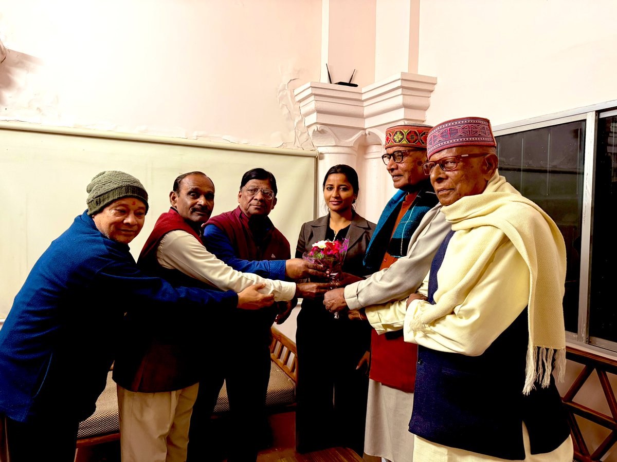 AmbaPrasadINC's tweet photo. 📍देवघर की इस पावन और पुण्य धरा को मेरा कोटि-कोटि नमन।
हर वर्ष की भांति इस वर्ष भी महाशिवरात्रि के शुभ अवसर पर, अपने पूज्य पिता पूर्व मंत्री श्री योगेंद्र साव जी और पूरे परिवार के साथ बाबा बैद्यनाथ का आशीर्वाद लेने बाबा की नगरी देवघर पहुँच चुकी हूँ।
मेरे लिए महाशिवरात्रि का यह पर्व आध्यात्मिक रूप से और भी विशेष है, क्योंकि इसी पावन दिवस मे मेरा जन्म भी हुआ था। बाबा के चरणों में शीश नवाकर झारखंड की खुशहाली और जन-जन की सेवा का संकल्प और भी दृढ़ हो जाता है।
देवघर आगमन पर देवघर जिला कांग्रेस के साथियों के स्नेहपूर्ण स्वागत के लिए आभार। बाबा की नगरी पहुँचते ही कांग्रेस के जिला अध्यक्ष मुकुंद दास जी, OBC जिला अध्यक्ष अर्जुन राउत जी, जिला उपाध्यक्ष रवि गुप्ता जी, नगर कांग्रेस महासचिव सुधीर गुप्ता जी, जिला कांग्रेस कमेटी से मकसूद आलम जी और पूर्व जिला अध्यक्ष प्रो. उदय प्रकाश जी से मुलाकात कर सांगठनिक विषयों पर चर्चा हुई।
कल बाबा की विशेष पूजा-अर्चना कर राज्य की सुख-समृद्धि की कामना करूँगी।
जय बाबा बैद्यनाथ! हर-हर महादेव! 🙏🚩"